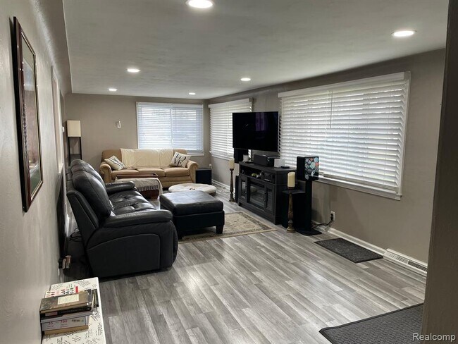 Building Photo - 2434 N Long Lake Rd