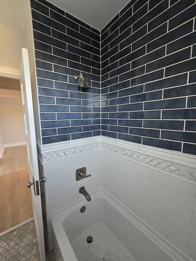 Building Photo - 434 Creek Ave