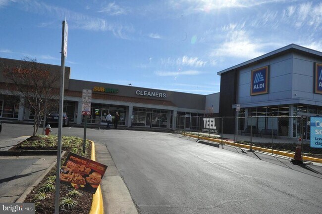 Building Photo - 5900 Surrey Hill Pl