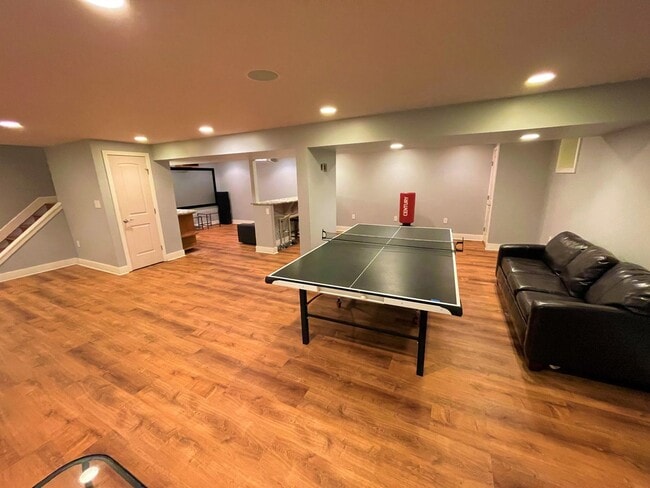 Building Photo - Luxury 5 bed, 3.5 bath with Pool!