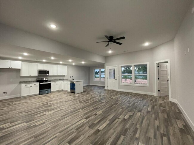 Building Photo - 135 Sky Dr