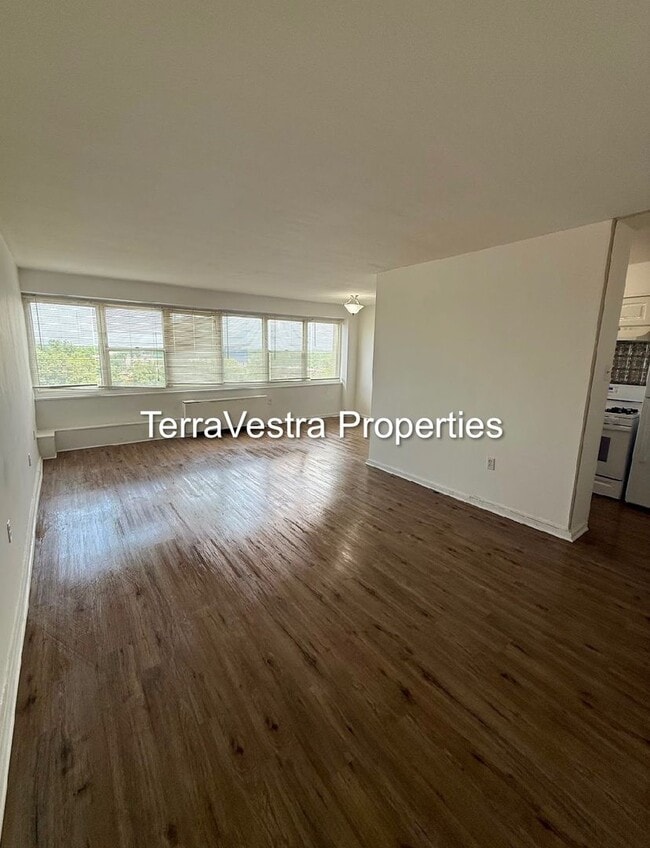 Building Photo - 1 Bed in Barclay Towers! Eligible for $500 Security deposit.