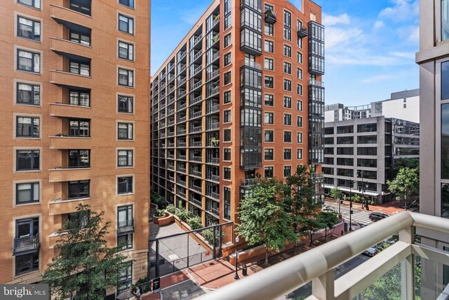 Building Photo - 811 4th St NW