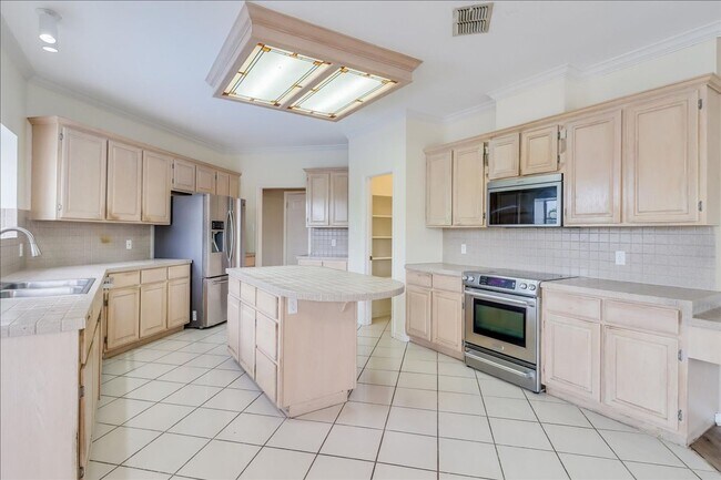 Building Photo - 7426 Lake Travis Dr