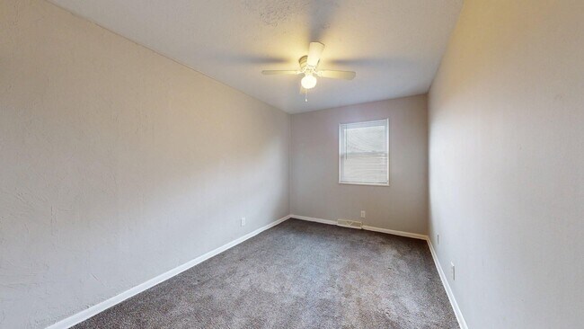 Building Photo - Elyria - updated 2 bedroom/1 bath townhouse.