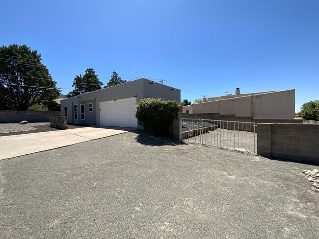 Building Photo - 3 Bedroom Single Story Home Available Near...