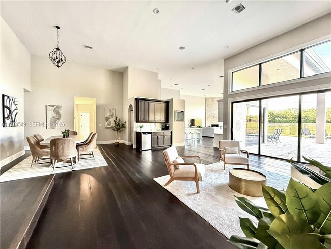 Building Photo - 400 Alexandra Cir