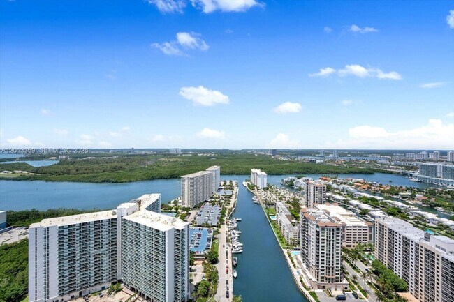 Building Photo - 15811 Collins Ave