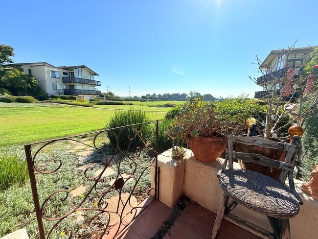Building Photo - Charming Fully Furnished 1-Bedroom Condo with Pool Access in Carpinteria