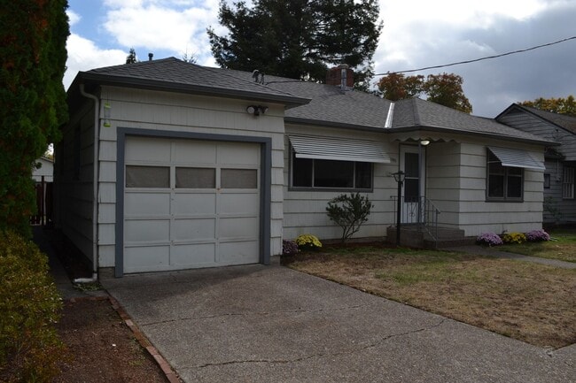 Building Photo - Quaint two-bedroom charmer in Northeast Salem