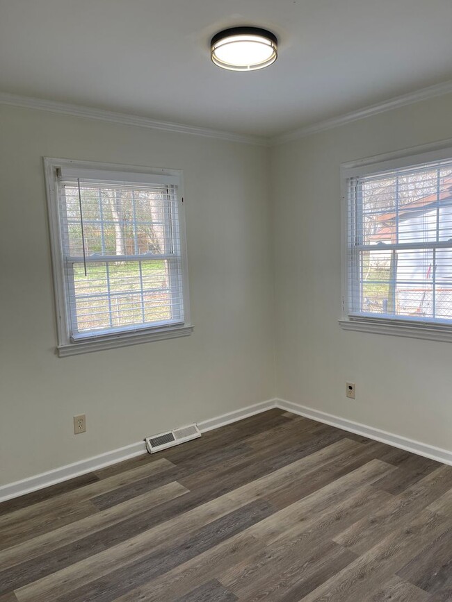 Building Photo - Available Now! 3 Bed/1 Bath in Enderly Park!