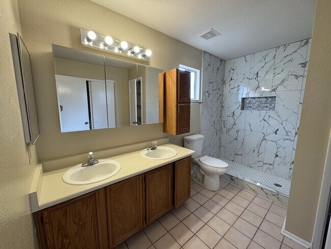 Building Photo - Olive Square 2 Bedroom Townhouse