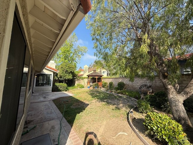 Building Photo - First time rental in a terrific East Simi Valley neighborhood.