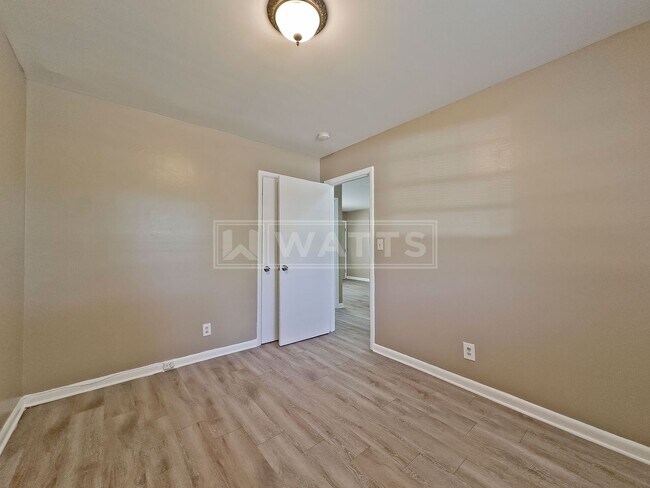 Building Photo - 622 1st St W