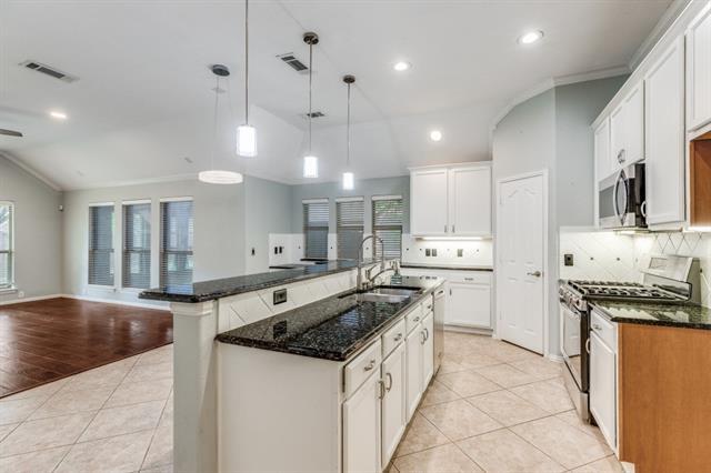 Building Photo - 2472 Deerwood Dr