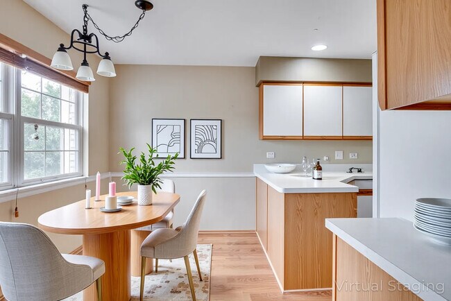 Building Photo - 2492 Dickens Dr