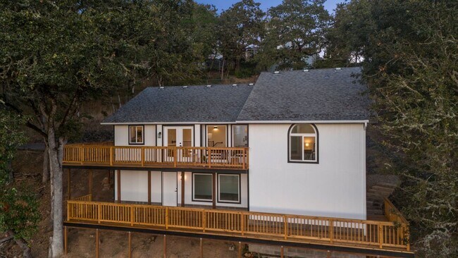 Building Photo - 4 bedroom 2.5 bathroom home with Panoramic views!