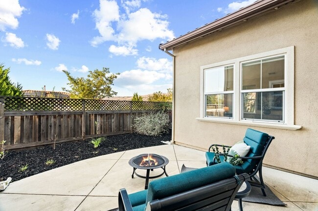 Building Photo - HILLTOP CORNER HOME WITH GORGEOUS VIEWS