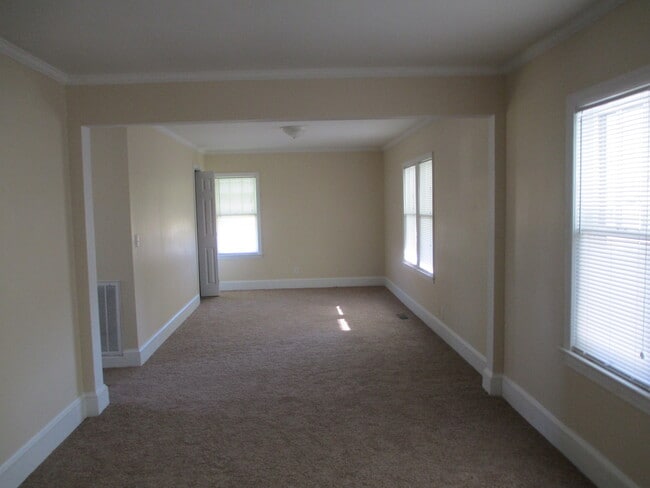 Building Photo - Beautiful 3 bedroom, 2 bath house on a lar...