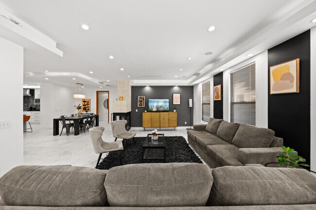 Building Photo - 355 S Sycamore Ave