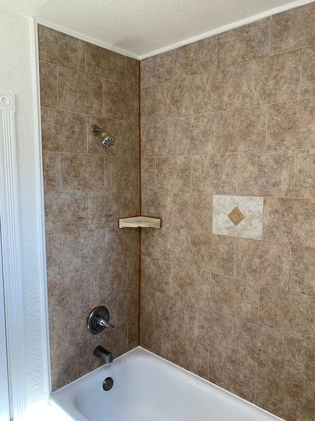 Building Photo - Country Home!