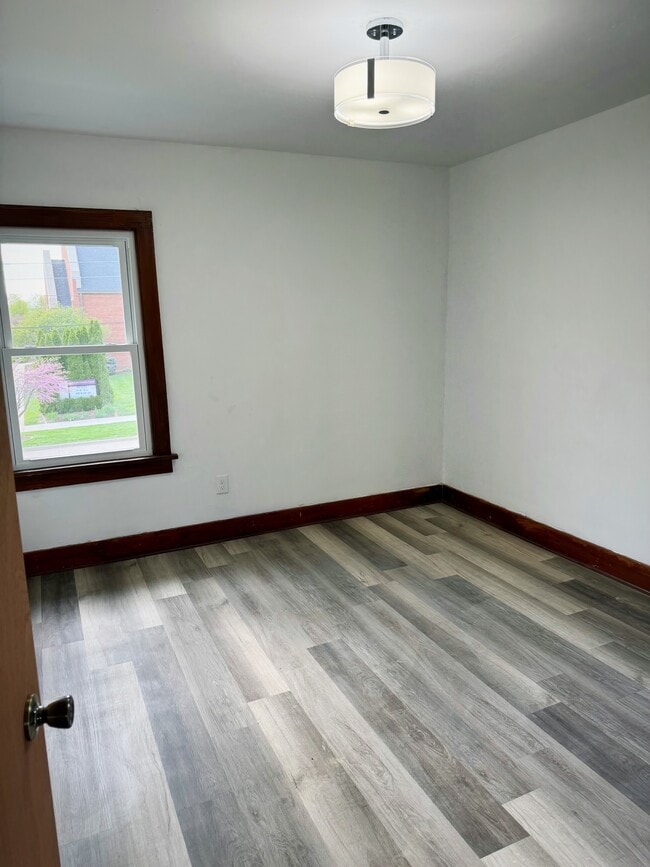 Building Photo - 414 6th Ave