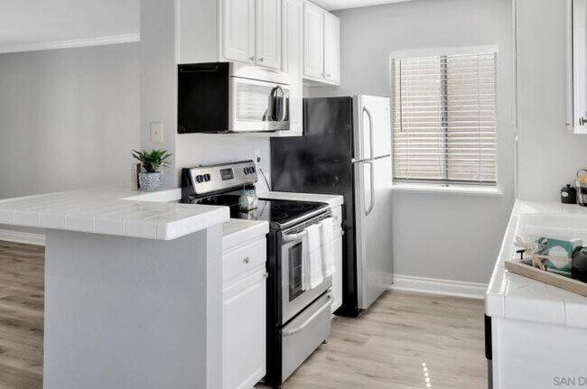 Building Photo - 732 E Lexington Ave