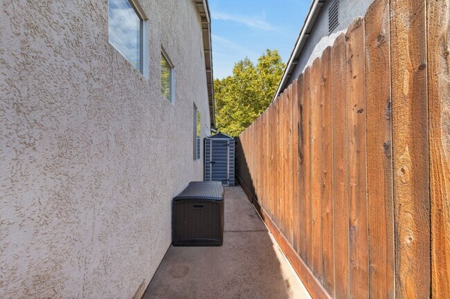 Building Photo - 1647 Gateway Dr
