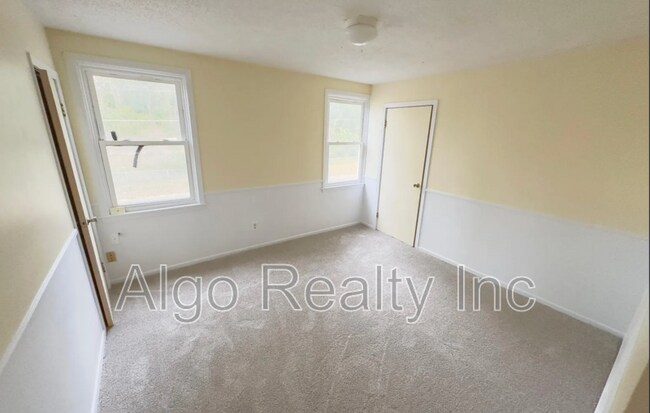 Building Photo - 1345 Arkwright St N