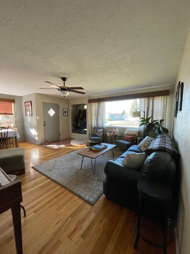 Building Photo - CHARMING HOME IN GREAT LOCATION!