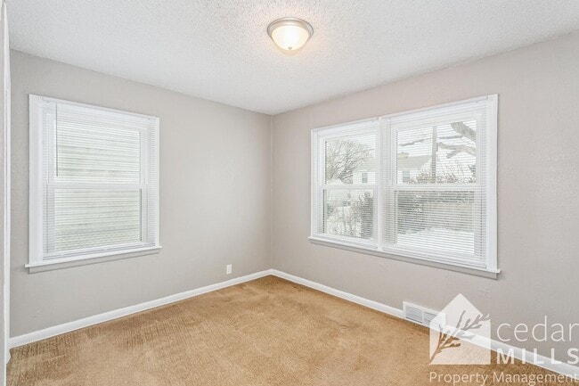 Building Photo - Large 3 Bedroom Ranch w/ Extra Space