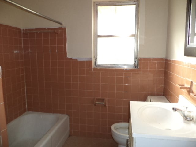 Building Photo - FOREST HILLS - FENCED YARD