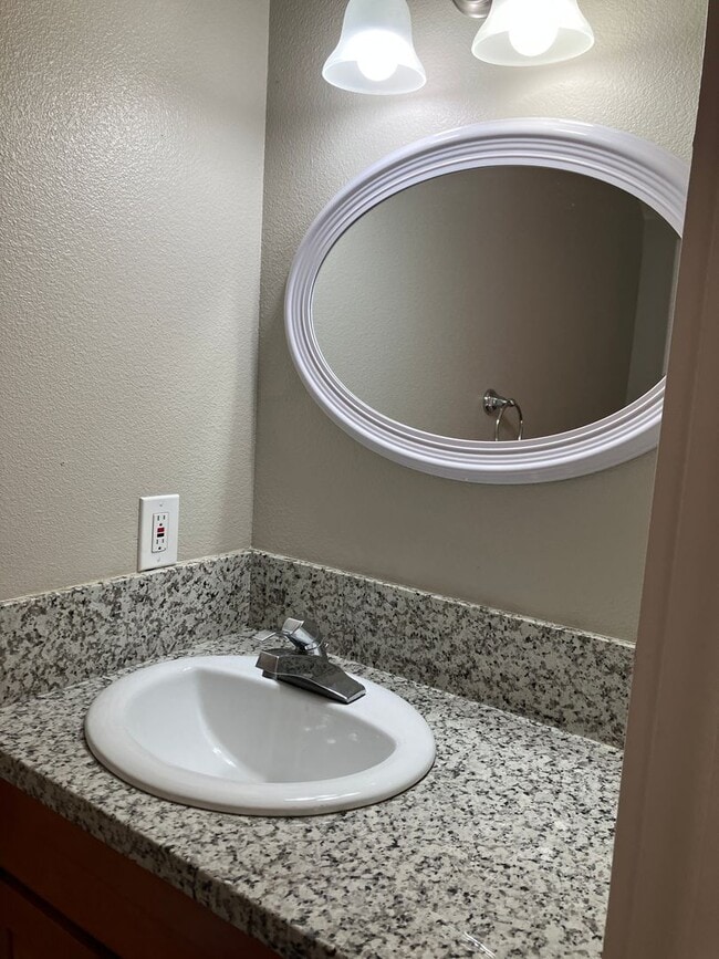 Building Photo - Townhouse, 1.5 bath, w/d in unit, private back patio, all dogs welcome!