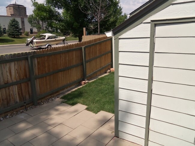 Building Photo - Great Littleton Location! 2 bedroom, 1 bat...