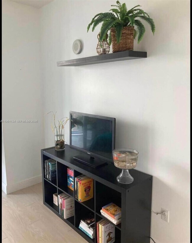 Building Photo - 1111 SW 1st Ave