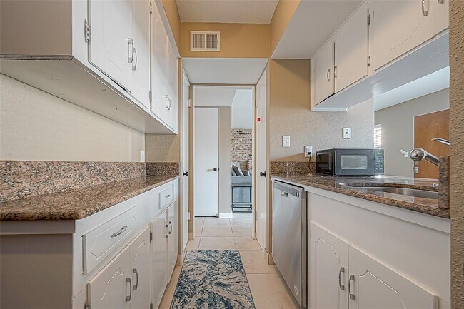 Building Photo - 2101 Fountain View Dr