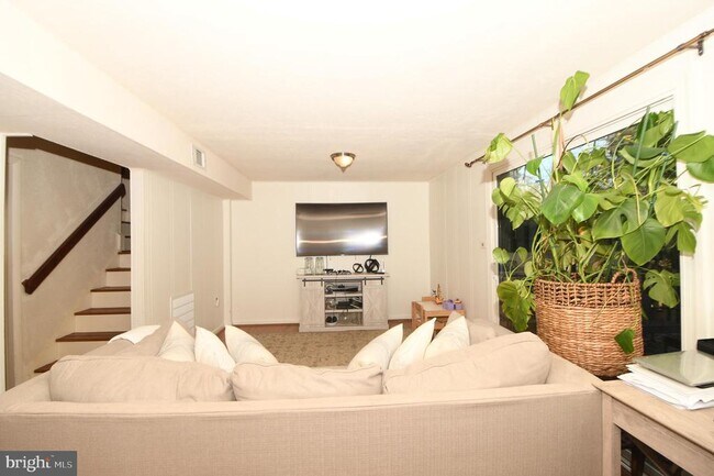 Building Photo - 7812 Briardale Terrace