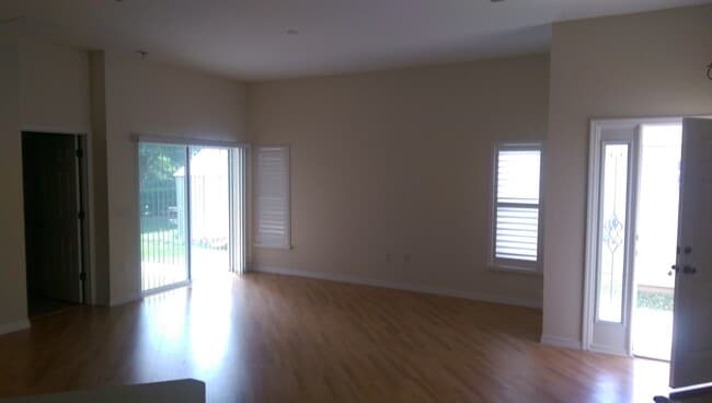 Building Photo - 3 bed, 2 bath 2 car garage