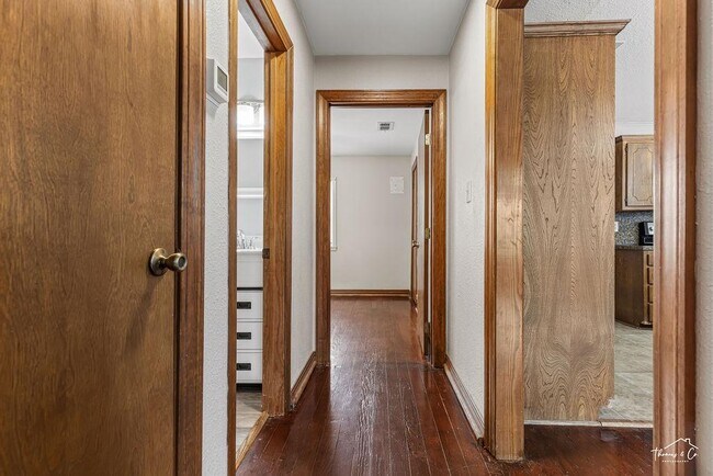 Building Photo - 803 S Wall St