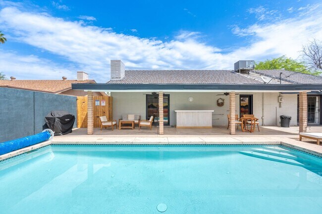 Building Photo - 9 E Del Rio Dr