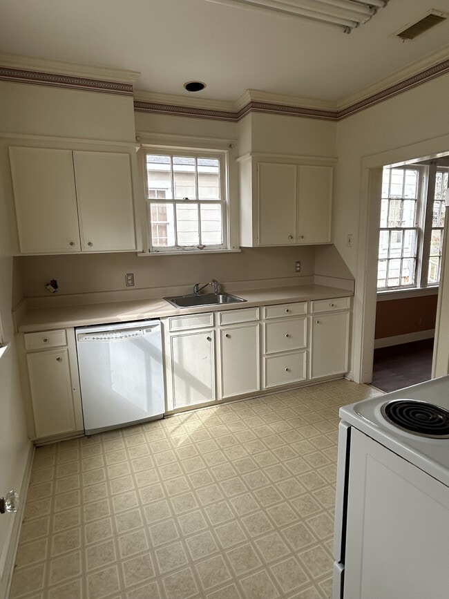 Building Photo - 715 Boulevard St