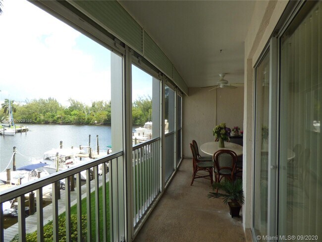 Building Photo - 1523 E Hillsboro Blvd