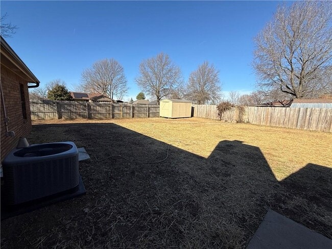 Building Photo - 350 E Margaret Pl