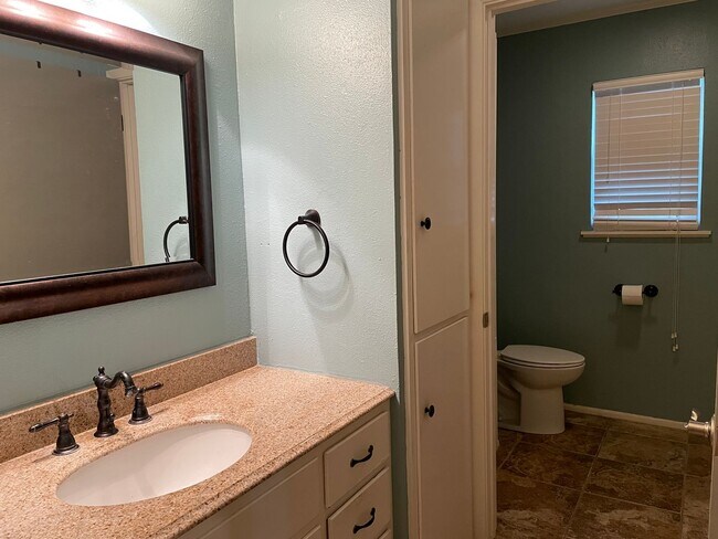 Building Photo - 1.5 Miles to Gruene / Fridge, Washer & Dryer Included / 2 Living Areas / Tons of Space / No Carpe...