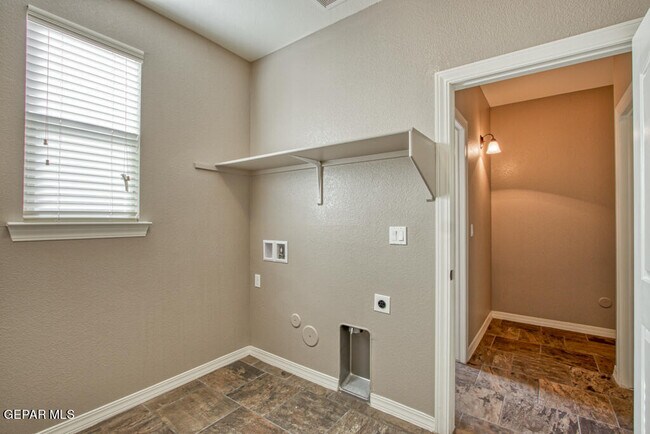 Building Photo - 221 S Stoneside Dr