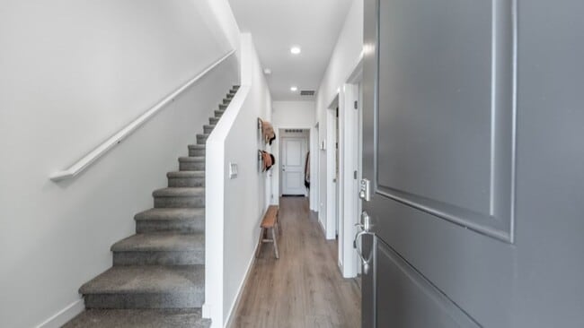 Building Photo - 832 Villa St