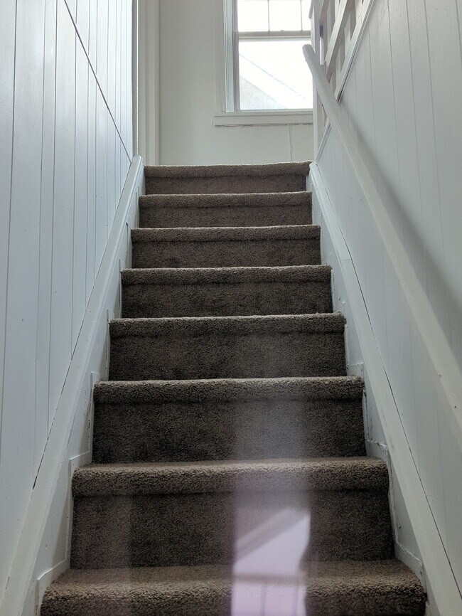 Building Photo - 605 Pond St