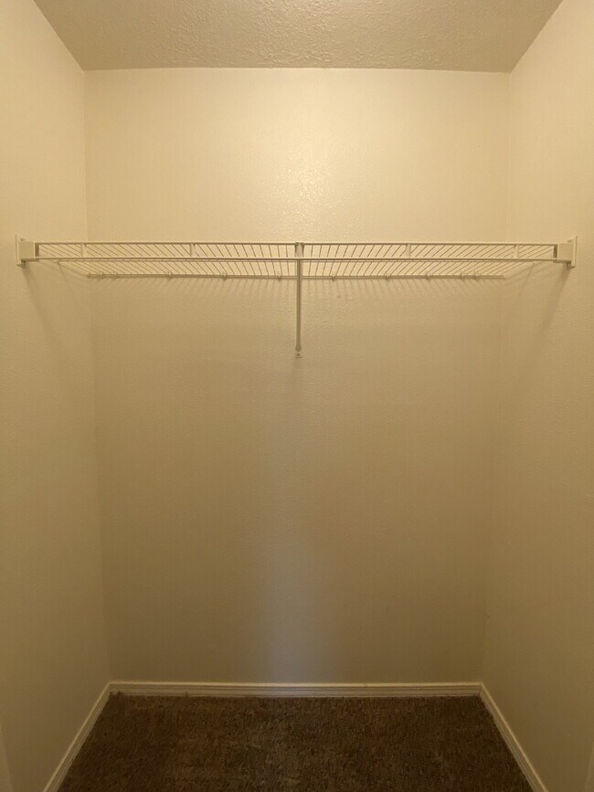 Building Photo - COMMUNITY POOL - LARGE 4 BEDROOM - Master Upstairs