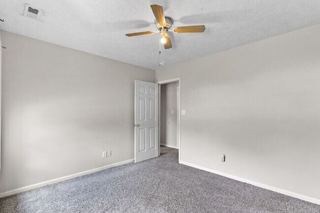 Building Photo - 3 Bedroom/2.5 Bath Home