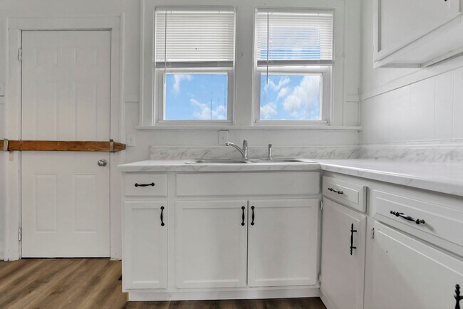 Building Photo - 27-29-29 S Terrace Ave